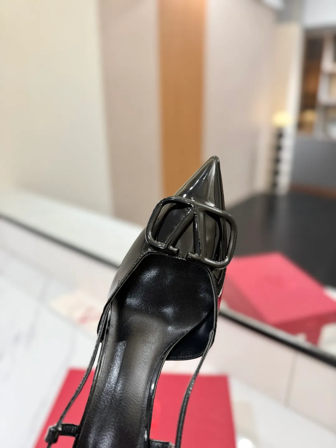 💕💕Factory direct selling price p520💕💕 Valentino launches a new series of sandals, sandals with pointed toe V-buckle sandals. The upper part of the foot is very pedicure-like. The key point is that it is very good and easy to control. It does not grind or tire your feet. It is a walking artifact! Metal VLOGO diamond buckle elements, full of high-end sense! It became sweet instantly.  The avant-garde VLOGO SIGNATURE shoe series interprets VALENTINO GARAVANI's candid attitude. Valentino Garavani V logo back hollow sandals with VLogo Signature decoration, platinum tone VLogo Signature decoration! Upper: imported patent leather Lining: imported goatskin Outsole: Italian leather outsole Heel height: 8cm Size: 35-39 (34-40-41-42 customized size)